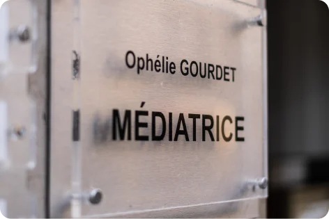 Plaque professionnelle du cabinet d'Ophélie Gourdet, médiatrice à Caen